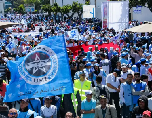 تظاهرة حاشدة تحمل أعلام الاتحاد المغربي للشغل في مسيرة احتجاجية