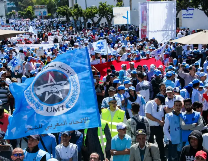 تظاهرة حاشدة تحمل أعلام الاتحاد المغربي للشغل في مسيرة احتجاجية