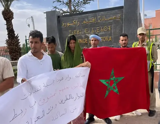 العزلة وغياب الطرق تخرجان سكان “هودا” للتظاهر أمام عمالة زاكورة