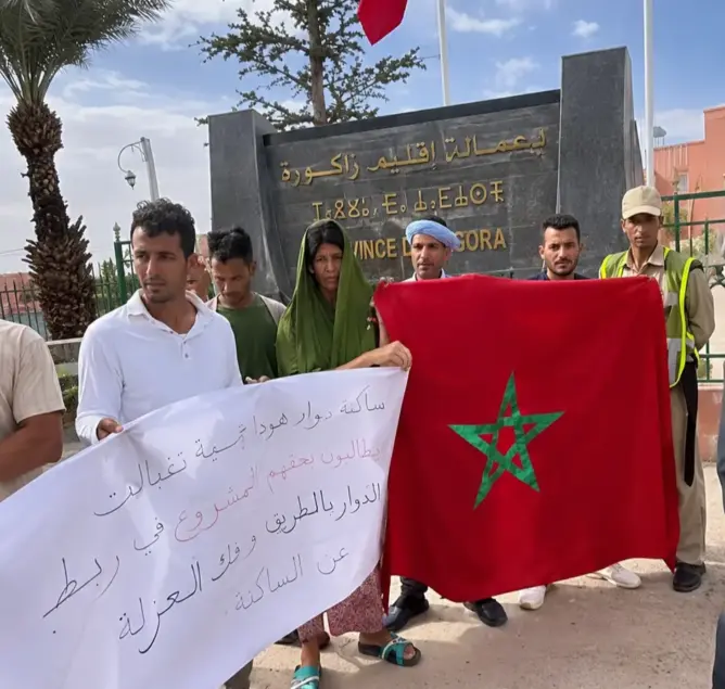 العزلة وغياب الطرق تخرجان سكان “هودا” للتظاهر أمام عمالة زاكورة