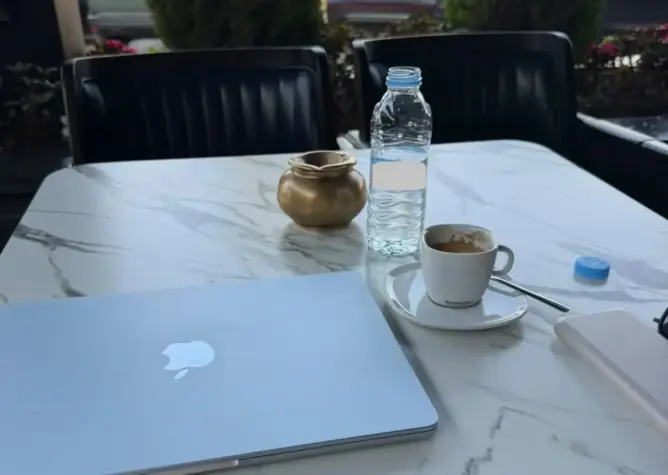 منع استعمال الحاسوب داخل مقهى بـ”كابو نيكرو” يثير استياء زبناء