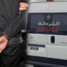 شخص مقيد أمام سيارة شرطة تحمل شعار الشرطة في عملية أمنية بمراكش