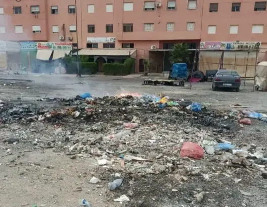تامنصورت.. الحرق العشوائي للنفايات يهدد بيئة القطب التجاري ويقلق مرتاديه