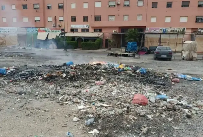 تامنصورت.. الحرق العشوائي للنفايات يهدد بيئة القطب التجاري ويقلق مرتاديه