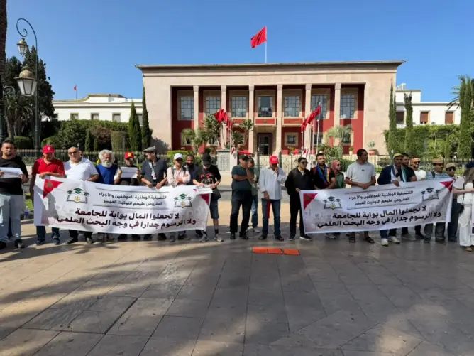 إعادة تعيين ميداوي تشعل غضب موظفي الدكتوراه.. اعتصام ليلي أمام البرلمان رفضا لرسوم الجامعات