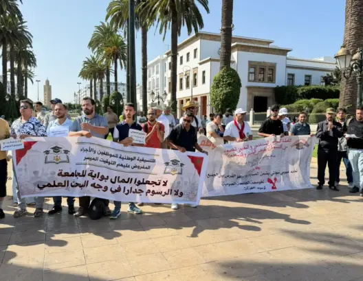 طلبة موظفون يحتجون أمام البرلمان لإسقاط “رسوم الجامعة” ويلوحون باللجوء للقضاء (فيديو)