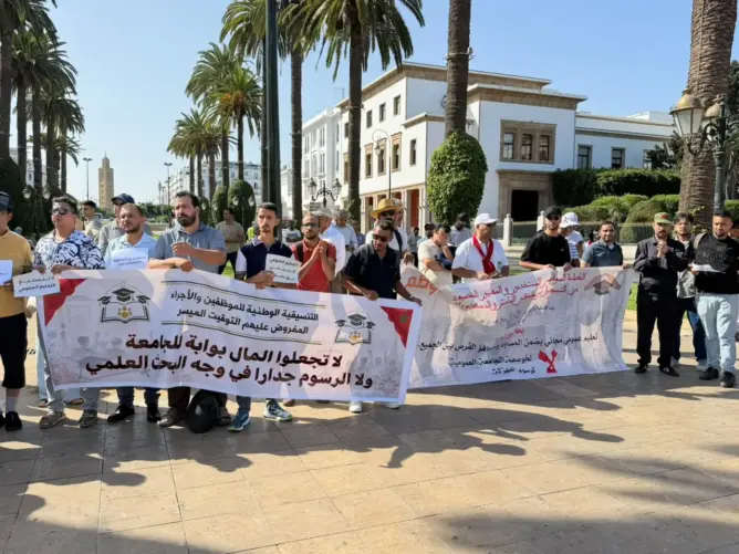 طلبة موظفون يحتجون أمام البرلمان لإسقاط “رسوم الجامعة” ويلوحون باللجوء للقضاء (فيديو)