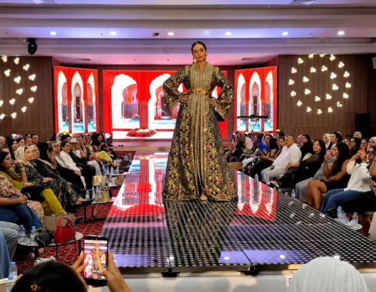“تاريخ القفطان” يجمع نخبة مصممي الأزياء المغربية بأكادير (فيديو)