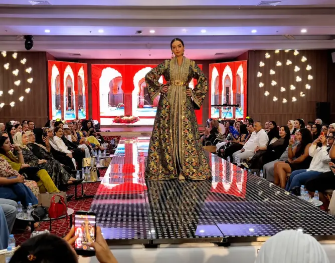 “تاريخ القفطان” يجمع نخبة مصممي الأزياء المغربية بأكادير (فيديو)