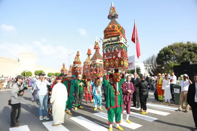 موكب الشموع يضيء سماء سلا احتفاء بذكرى المولد النبوي الشريف