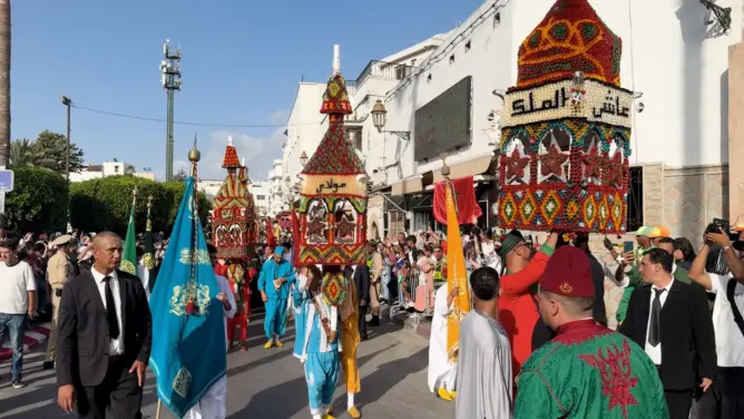 موكب الشموع بسلا.. حضور جماهيري كبير وأجواء استثنائية