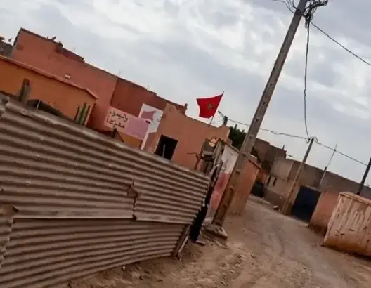 بعد سنوات من توقف الأشغال.. سور من صفائح القصدير يثير استياء آباء تلاميذ مدرسة بضواحي مراكش