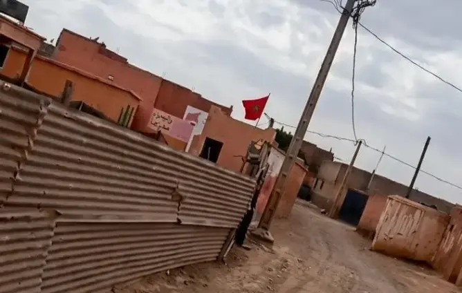 بعد سنوات من توقف الأشغال.. سور من صفائح القصدير يثير استياء آباء تلاميذ مدرسة بضواحي مراكش