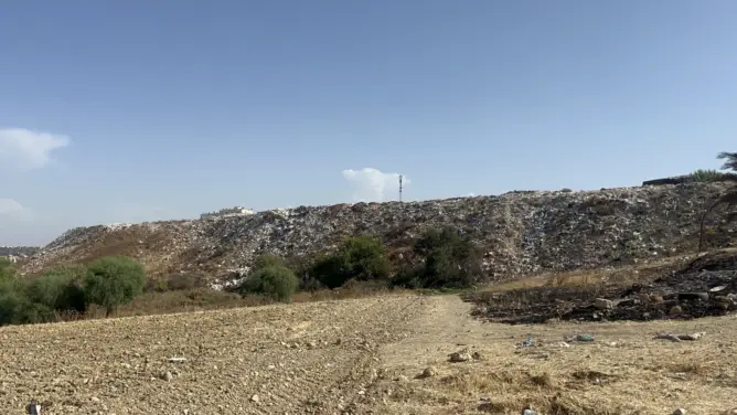 مطرح عشوائي يحاصر ساكنة حي الإدريسي بفاس.. روائح كريهة ونفايات تهدد الصحة والبيئة (صور وفيديو)