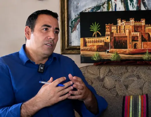 آيت سعيد: فنان “أسامر” لا يمكنه العيش من فنه.. ويبحث عن قوت يومه خارج الإبداع (فيديو)