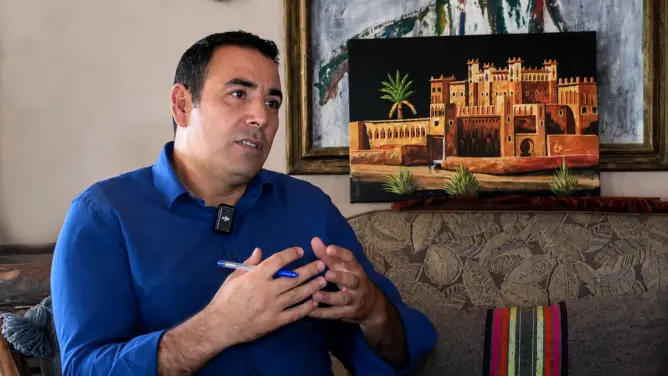 آيت سعيد: فنان “أسامر” لا يمكنه العيش من فنه.. ويبحث عن قوت يومه خارج الإبداع (فيديو)
