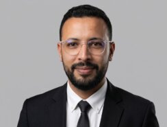 صورة الكاتب عبدالله الحسيني