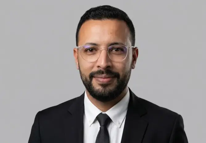 صورة الكاتب عبدالله الحسيني