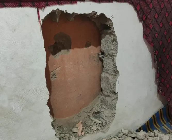 آيت أورير.. مجهولون يخترقون جدار مسجد في محاولة للوصول إلى محل للهواتف بآيت أورير