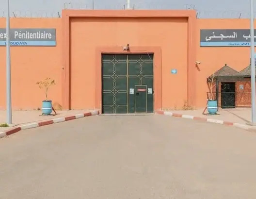“رحلة العناء” إلى خريبكة.. مطالب بتنقيل سجين إلى مؤسسة قريبة من والدته المريضة بمراكش