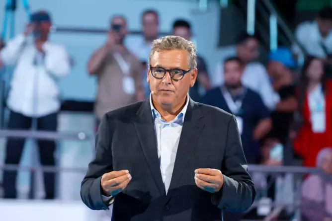 أخنوش يدافع عن الطالبي العلمي: الأحزاب تناقش الحقائب والملك يحسم في الأسماء