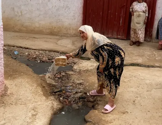 “الواد الحار” يحاصر دوار الخراريب بمكناس منذ 3 سنوات.. ساكنة تستغيث لإنهاء معاناتها (فيديو)