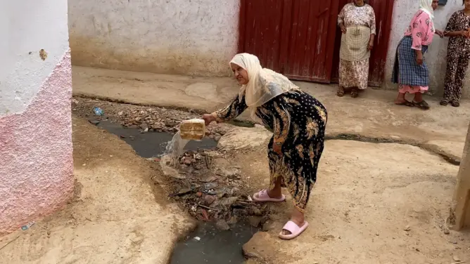 “الواد الحار” يحاصر دوار الخراريب بمكناس منذ 3 سنوات.. ساكنة تستغيث لإنهاء معاناتها (فيديو)
