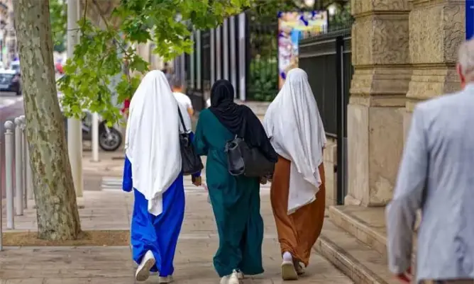 بعد مقترح تغريم المحجبات.. المجلس الفرنسي للديانة الإسلامية يرد: لا تجعلوا المسلمات هدفا انتخابيا