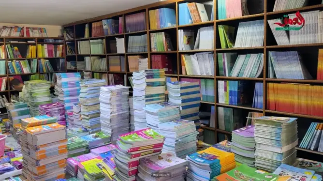 “هامش ربح هزيل وسوق سوداء”.. اختلالات التوزيع وغلاء الكتب الخصوصية تثير غضب الكتبيين (فيديو)