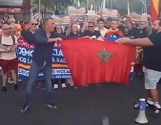 محامو تطوان يدينون تمزيق العلم الوطني بمظاهرات إسبانيا ويطالبون مدريد بالتصدي للعنصرية