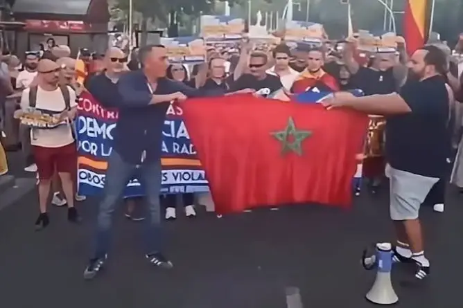 محامو تطوان يدينون تمزيق العلم الوطني بمظاهرات إسبانيا ويطالبون مدريد بالتصدي للعنصرية