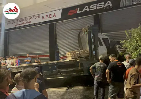 شاحنة تقتحم محلا تجاريا لبيع العجلات بفاس