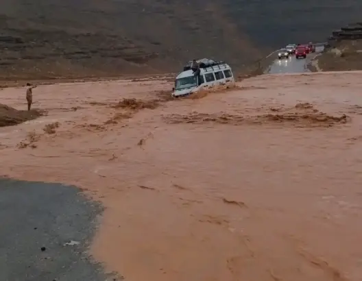 نجاة 12 شخصا بأعجوبة بعدما حاصرت السيول سيارة للنقل المزدوج بين تنغير وإملشيل (صور)