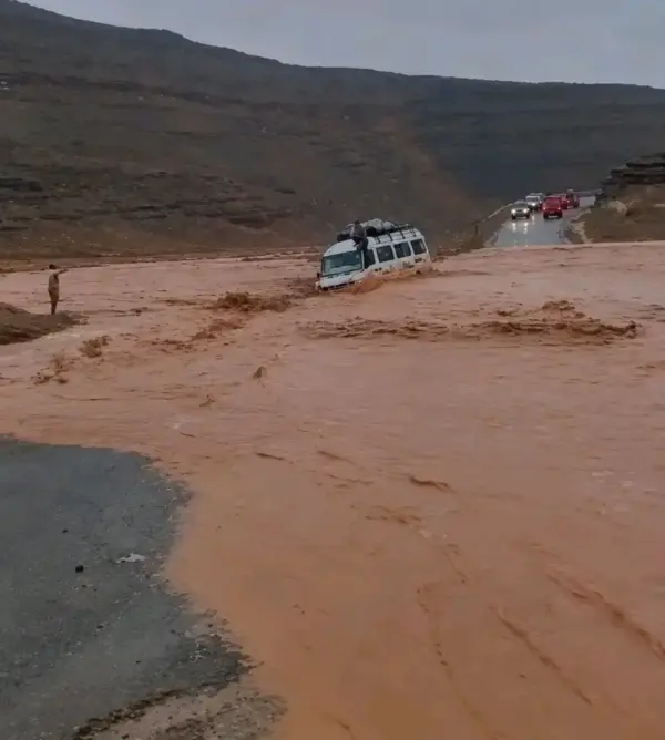 نجاة 12 شخصا بأعجوبة بعدما حاصرت السيول سيارة للنقل المزدوج بين تنغير وإملشيل (صور)