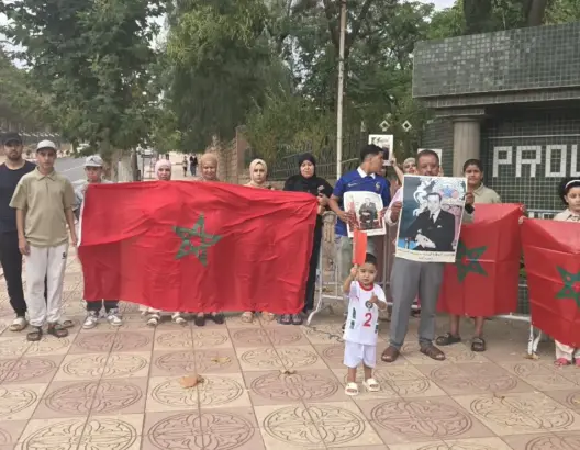 مواطن يعتصم رفقة أبنائه أمام عمالة أزيلال احتجاجا على إهانته بـ”الحمار” ويطالب بفتح تحقيق