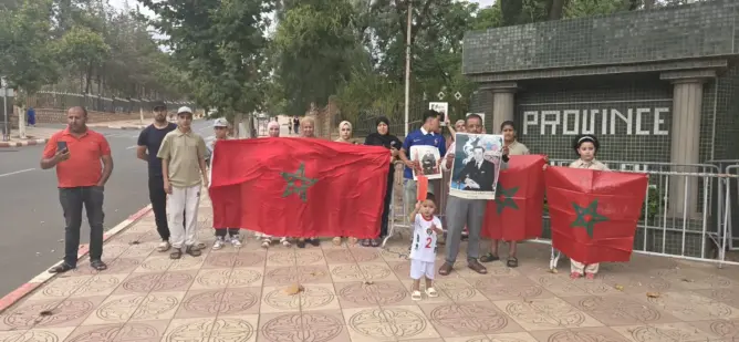 مواطن يعتصم رفقة أبنائه أمام عمالة أزيلال احتجاجا على إهانته بـ”الحمار” ويطالب بفتح تحقيق