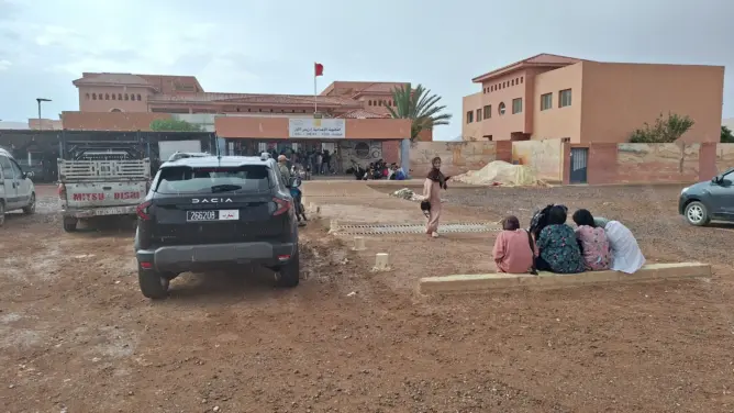 إزناكن تستقبل الموسم الدراسي بمعاناة جديدة.. تلاميذ حائرون بين إلزامية الحضور وغياب النقل والإيواء (صور)