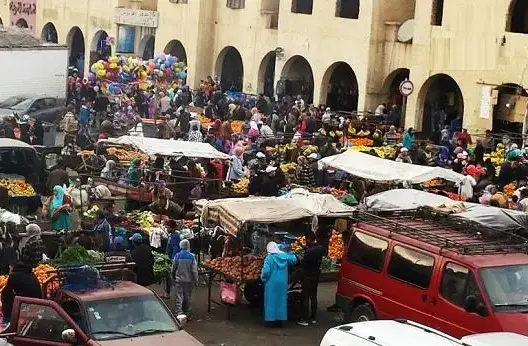 عربات وضجيج ونفايات.. الباعة الجائلون يحاصرون أزقة حي النجاح بسيدي معروف