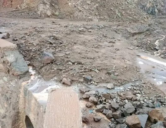 إخزامن بورزازات.. عاصفة رعدية تشل حركة المرور وتغمر الطرق بالأوحال والأحجار