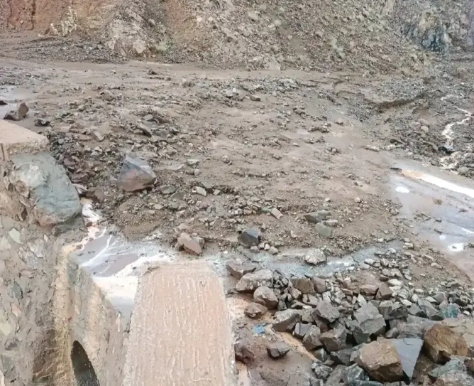 إخزامن بورزازات.. عاصفة رعدية تشل حركة المرور وتغمر الطرق بالأوحال والأحجار