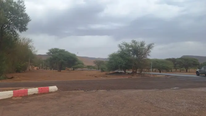 طاطا.. الأمطار تقطع الكهرباء عن مركز جماعة الكوم والنواحي وتعمق معاناة الساكنة