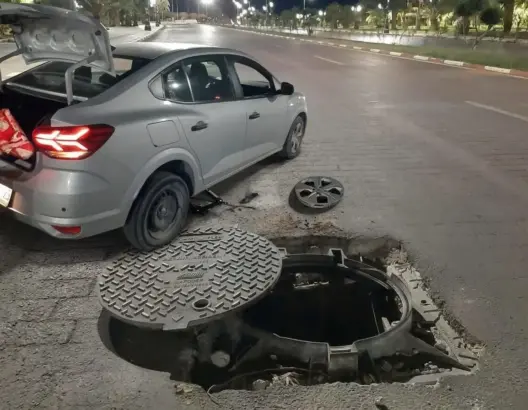 كلفت 37 مليون درهم.. بالوعات بالرشيدية تتحول إلى فخاخ تصطاد السيارات