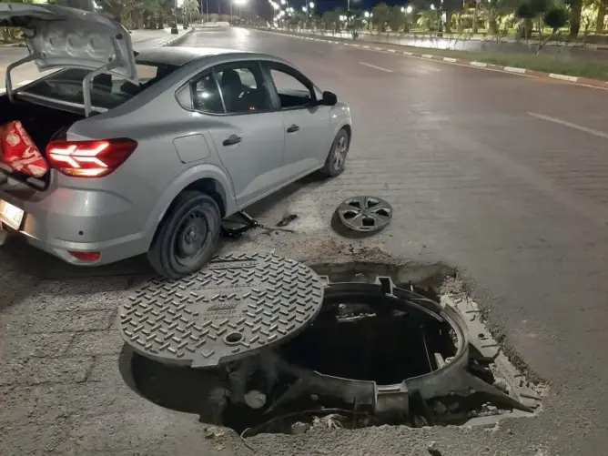 كلفت 37 مليون درهم.. بالوعات بالرشيدية تتحول إلى فخاخ تصطاد السيارات