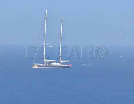 يخت ينسب للملك محمد السادس قبالة سبتة.. ظهور جديد يثير تساؤلات في الإعلام الإسباني