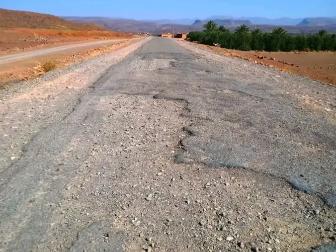 “سنعود إلى البغال”.. تدهور طريق يخدم 12 دوارا يفجر غضب ساكنة بزاكورة