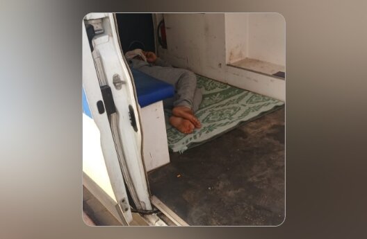 صورة مريض يفترش أرضية سيارة إسعاف تفجر جدلا بالرحامنة