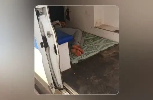 صورة مريض يفترش أرضية سيارة إسعاف تفجر جدلا بالرحامنة