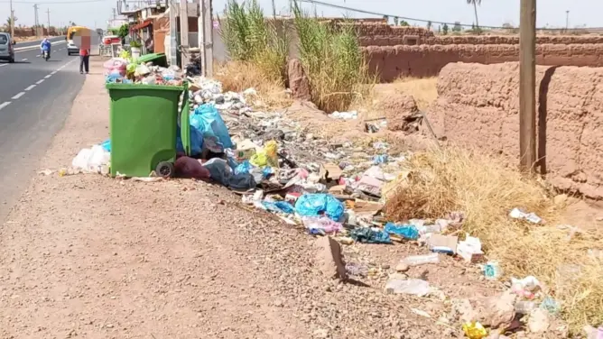 الأزبال تحاصر أحد مداخل مراكش بجماعة "أولاد حسون"
