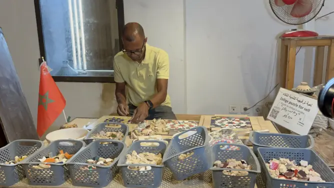 بعد 42 عاما في الحرفة.. “المعلم رشيد” يحول الزليج إلى لعبة “PUZZLE” لتنمية ذكاء الأطفال