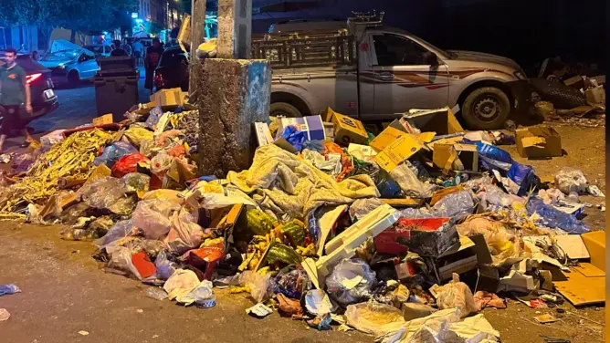 “الأزبال” تدخل معركة الانتخابات بطنجة.. السلطات تحقق بشأن تحريض عمال النظافة على وقف مهامهم